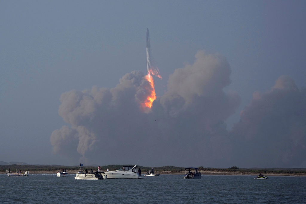 SpaceX giant rocket explodes after launch  SpaceX giant rocket  SpaceX  SpaceX giant rocket  Elon Musk  Texas  സ്‌പേസ്‌ എക്‌സിന്‍റെ ഭീമന്‍ റോക്കറ്റ്  സ്‌പേസ്‌ എക്‌സ്  ഭീമന്‍ റോക്കറ്റ്  റോക്കറ്റ്  ആദ്യ വിക്ഷേപണത്തില്‍ തന്നെ തകര്‍ന്നുവീണു  ഇലോണ്‍ മസ്‌ക്  മസ്‌ക്  സ്‌റ്റാർഷിപ്പ്  മെക്‌സികോ ഉള്‍ക്കടല്‍  മെക്‌സികോ  വിക്ഷേപണം  സ്‌പേസ്ഷിപ്പ്