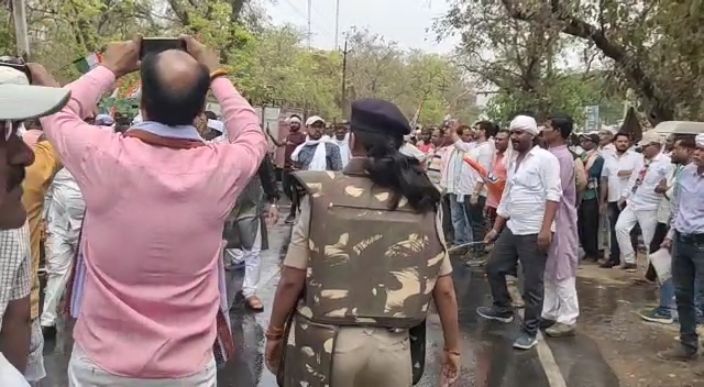 congress workers ruckus near collectorate office