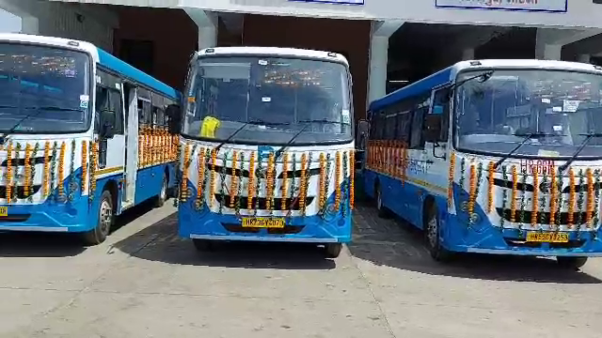 Mool chand Sharma flagged of buses in Ballabhgarh bus depot