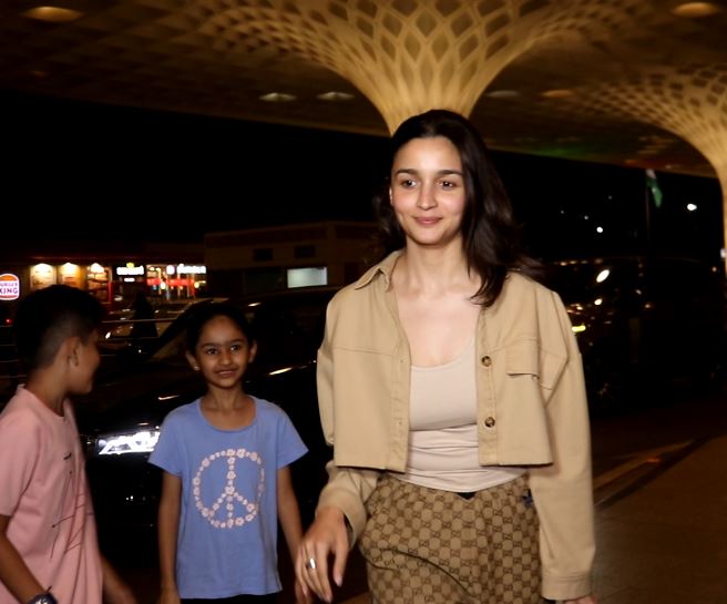 Alia Bhatt posed for a picture with some of these little fans