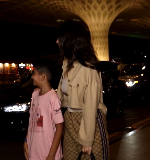 Alia Bhatt posed for a picture with some of these little fans