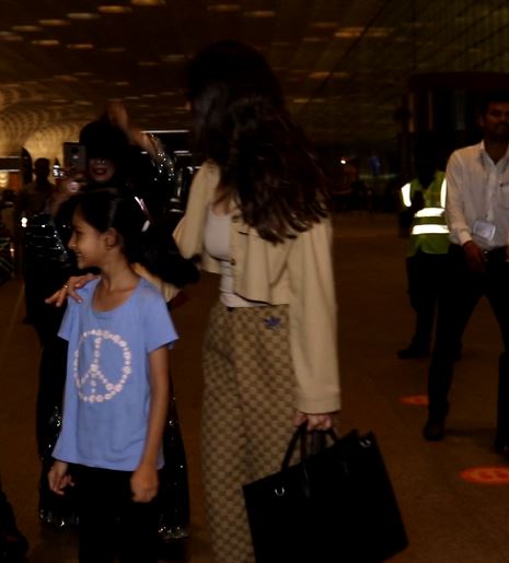 Alia Bhatt posed for a picture with some of these little fans