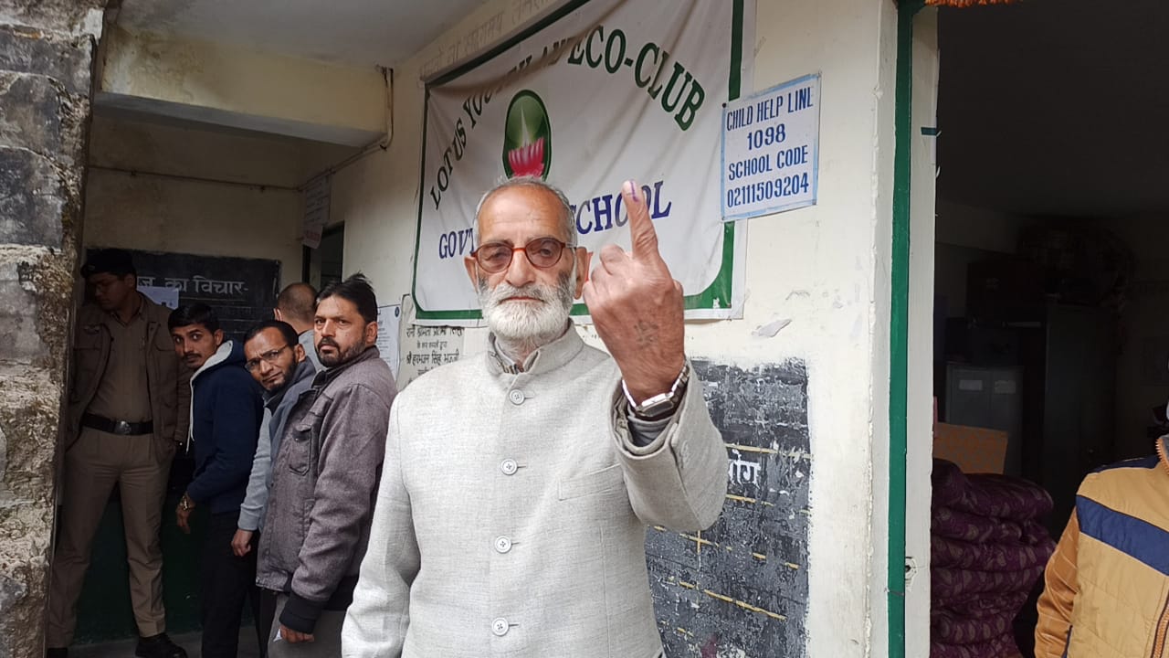 शिमला के संजौली में बुजुर्ग ने मतदान किया