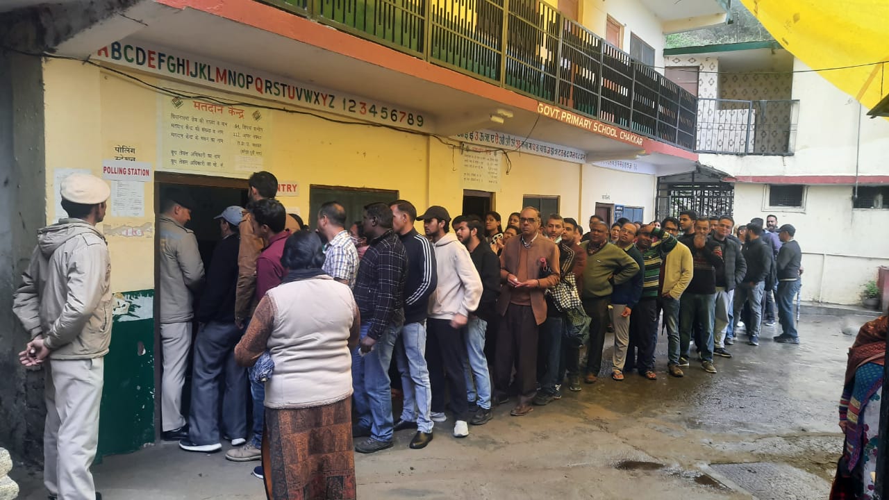 शिमला में मतदान केंद्रों पर भीड़