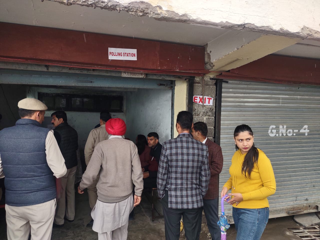 शिमला के शांति विहार इलाके में मतदाताओं की भीड़