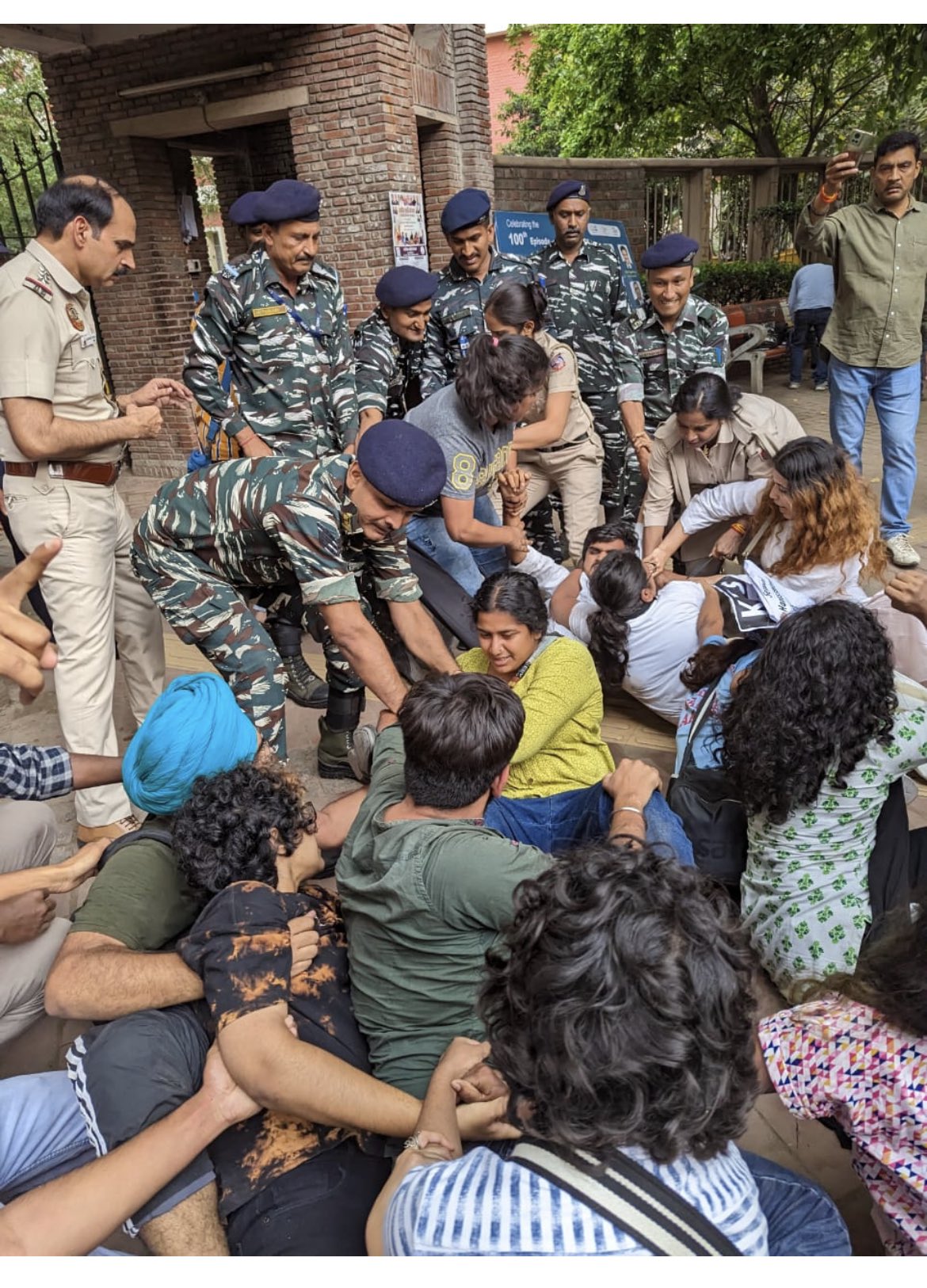 पहलवानों के समर्थन में प्रदर्शन करने जुटे छात्रों को पुलिस ने हिरासत में लिया