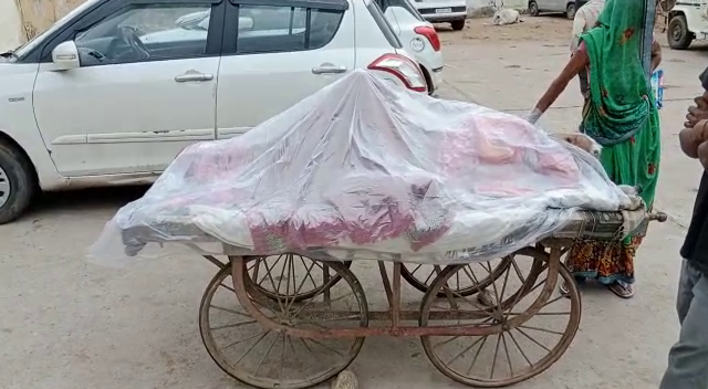 man taken to hospital by handcart Chhatarpur