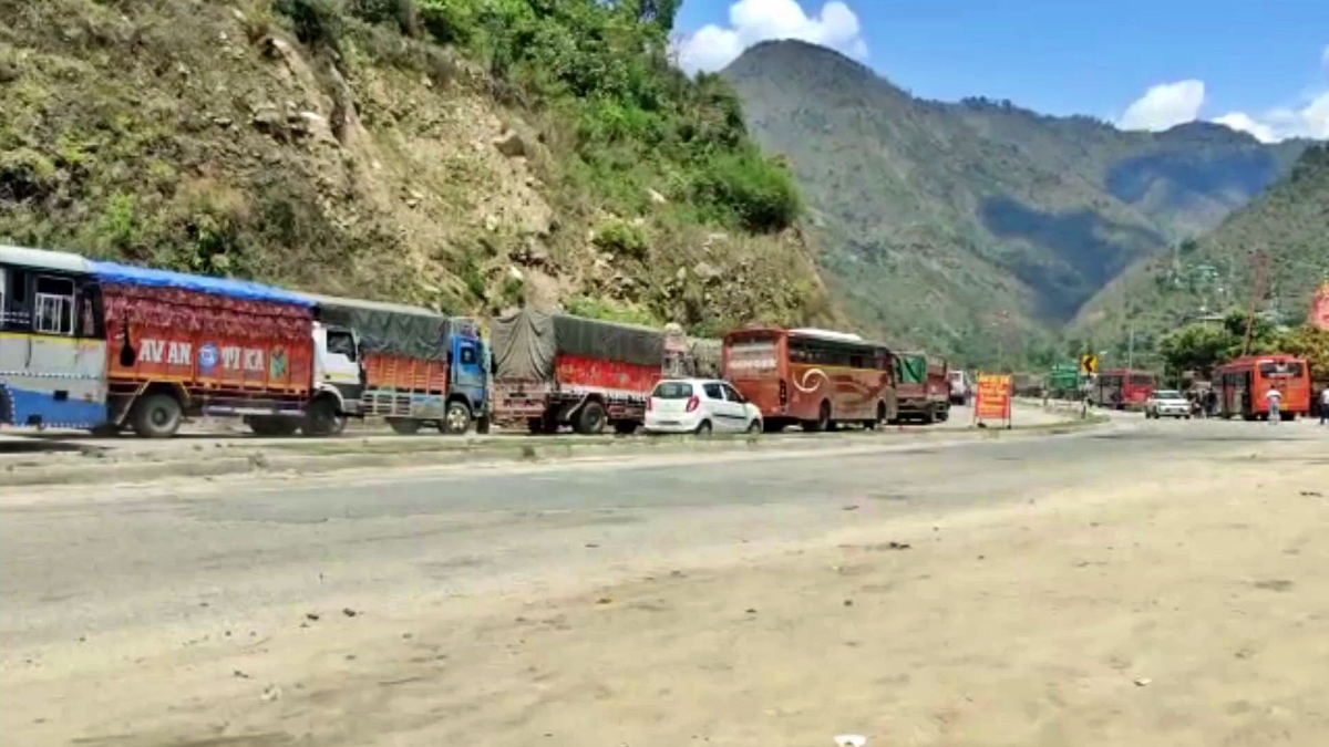 Heavy traffic jam on Chandigarh Manali NH