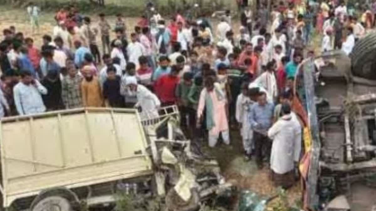 uttarpradhesh-road-accident-several-killed-truck-hits-pickup-van-in-up