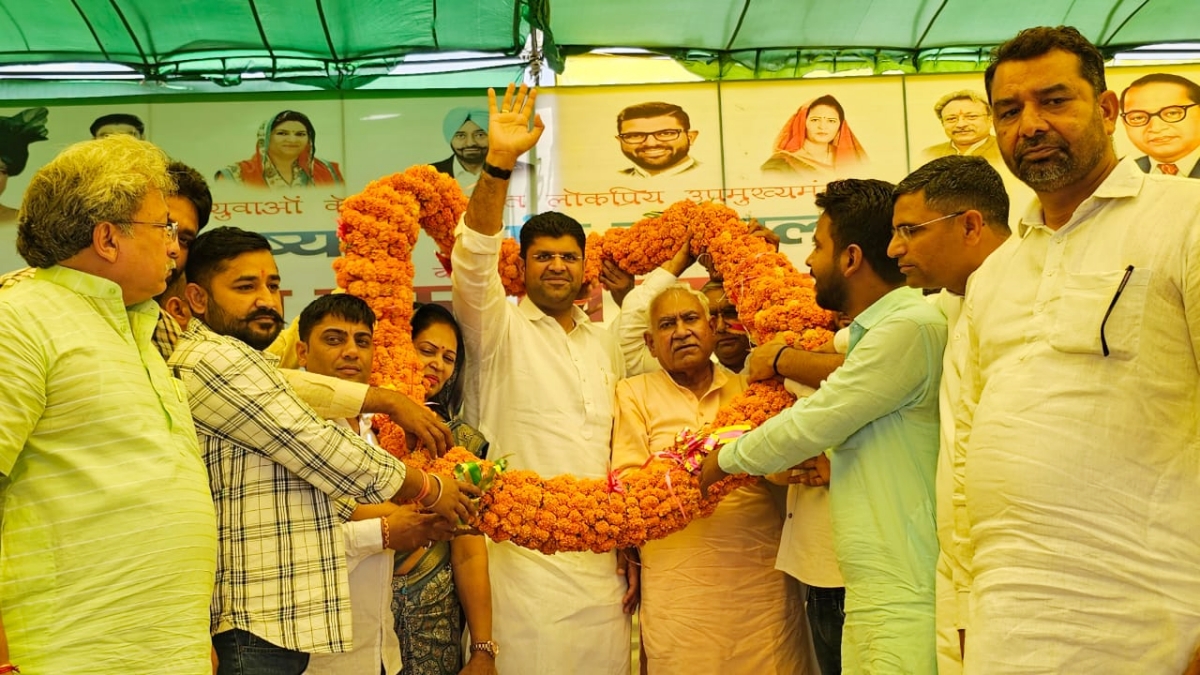 Dushyant Chautala reached Gahli village in Mahendragarh