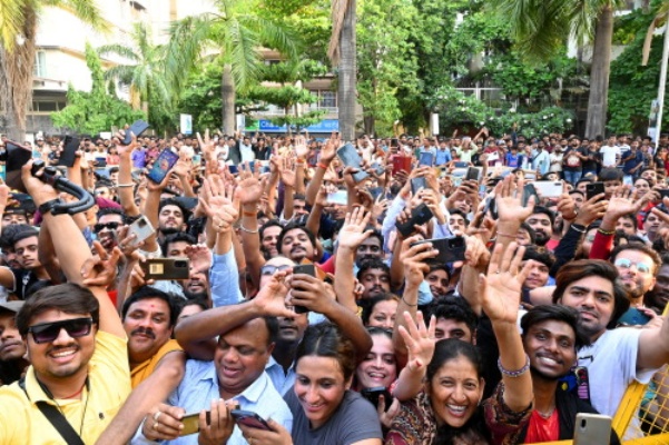 Amitabh Bachchan surprises fans at Jalsa after he warned them not to visit on Sunday