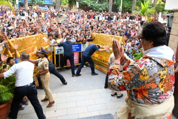 Amitabh Bachchan surprises fans