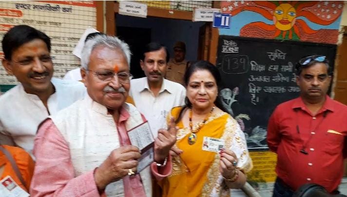 भाजपा नेता लक्ष्मीकांत बाजपेयी ने वोट डाला