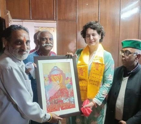 जाखू मंदिर में प्रियंका गांधी को भगवान हनुमान की तस्वीर भेंट की गई