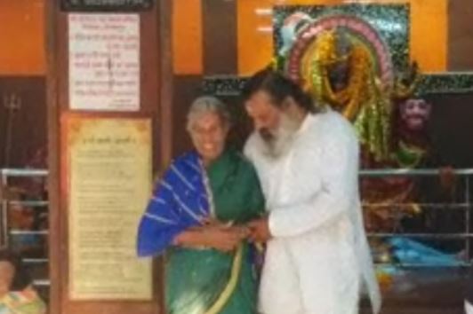 गोरखपुर में दक्षिणमुर्ति कृष्ण कुमार ने मां को काली मंदिर गोलघर के दर्शन कराए
