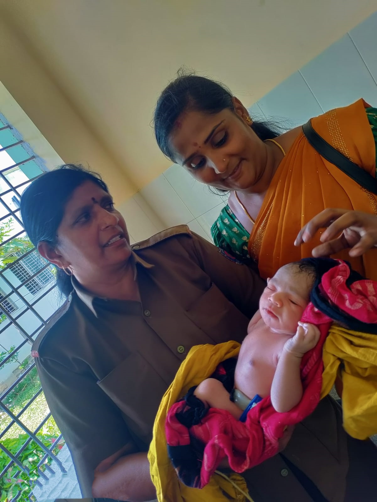 pregnant delivery a baby in bus in karnataka