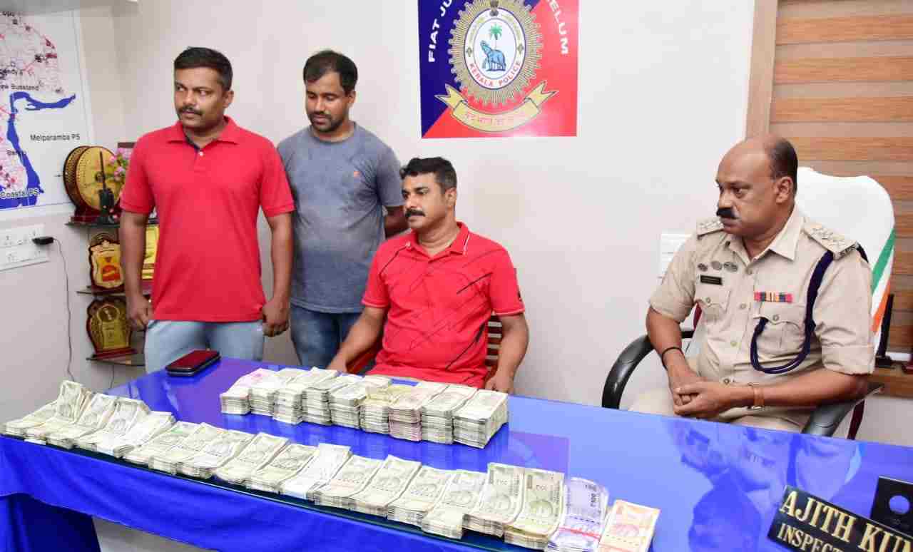 hawala money arrest  Kasargod Hawala transactions  ഓപ്പറേഷൻ ക്ലീൻ കാസർകോട് പരിശോധന  കാസർഗോഡ് കുഴൽപ്പണ ഹവാല ഇടപാടുകൾ  ഡോക്‌ടർ വൈഭവ് സക്സേന  കാസർകോട് നഗരത്തിൽ കുഴൽ പണം പിടികൂടി