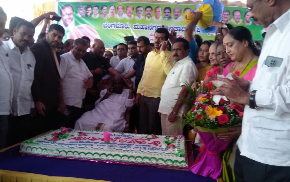 Fans Celebrated Devegowda's birthday
