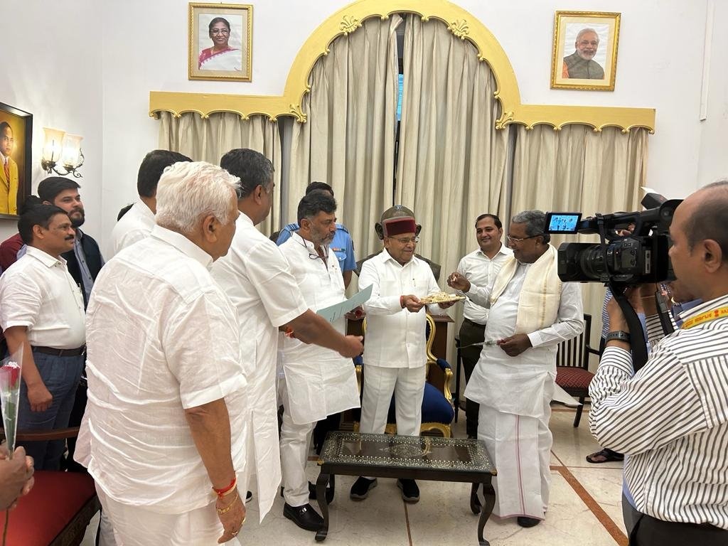 Congress Leaders Met Karnataka Governor To Attend Oath Cermony