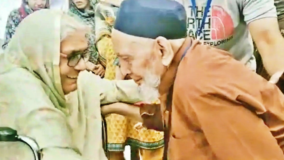 Punjab: Brother and sister reunite after 75 years at Pakistan's Sri Kartarpur Sahib Gurudwara