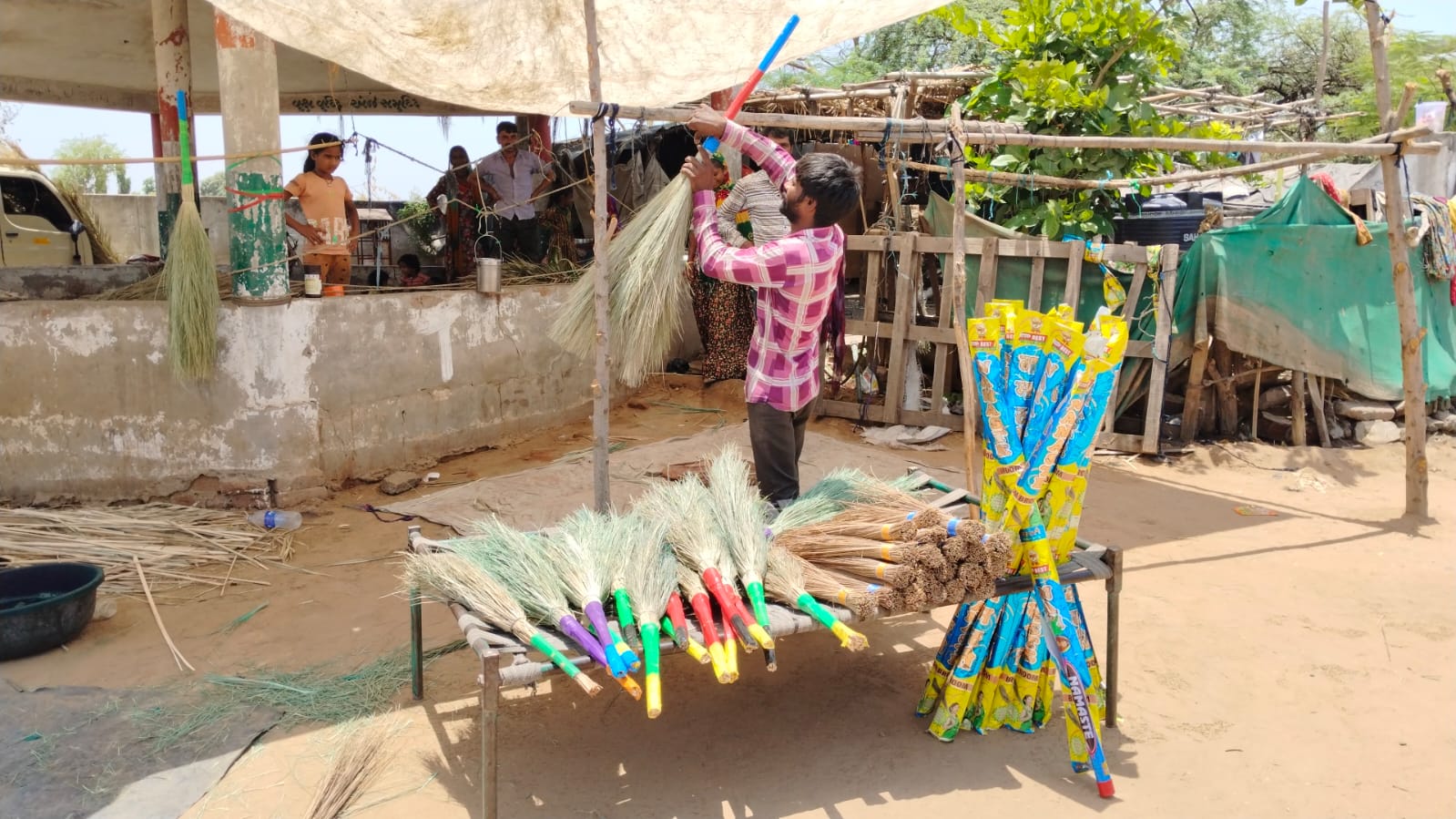 Banaskantha News: સાવરણી બનાવવાનો ફેમિલી બિઝનેસ, રાજસ્થાન સુધી છે મોટી ડિમાન્ડ