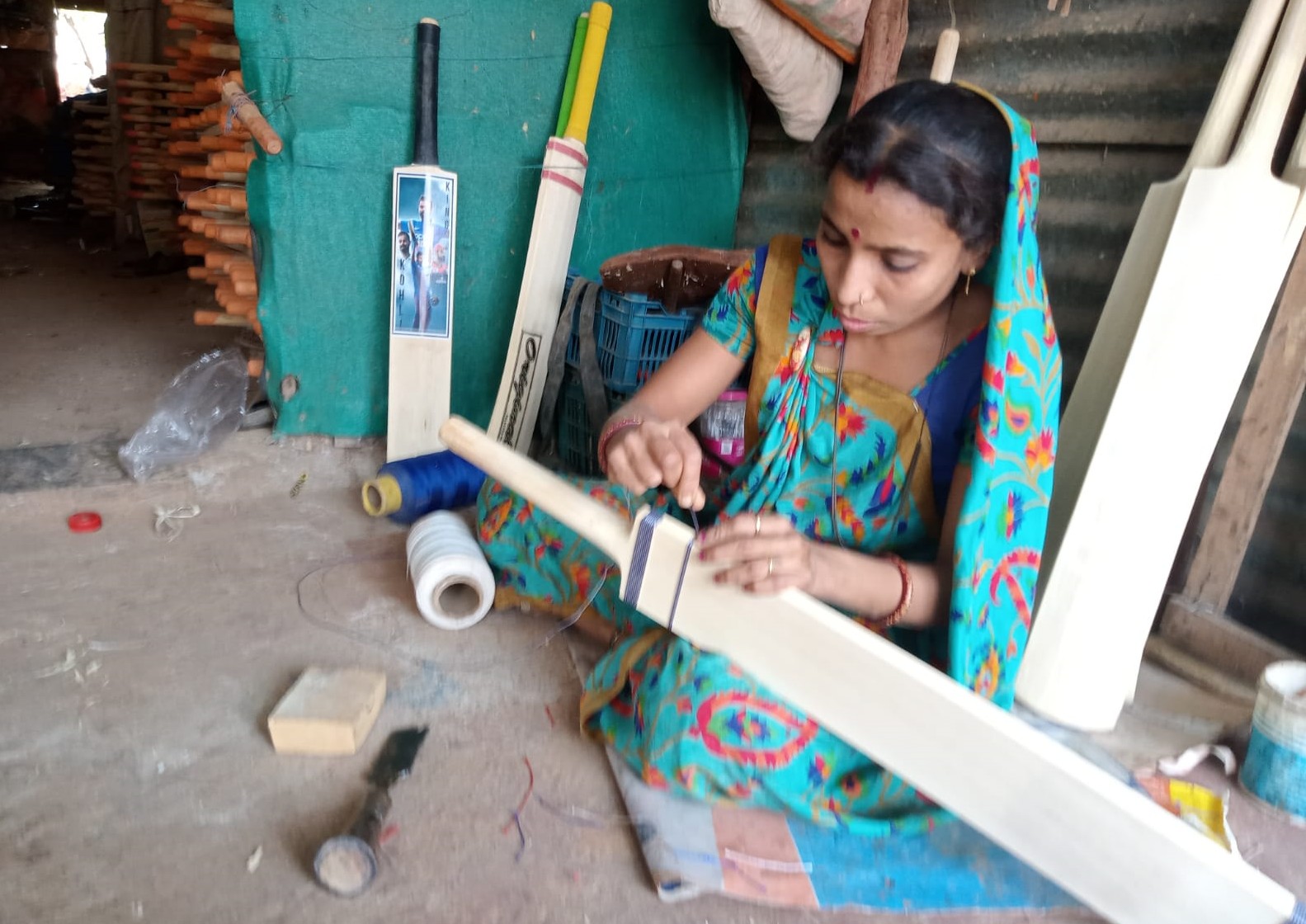 Gujarati family manufacturing cricket bat