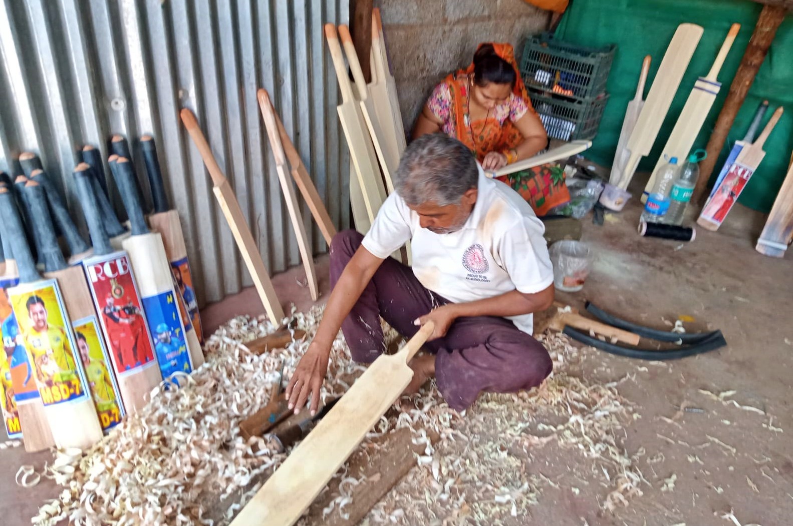 Gujarati family manufacturing cricket bat