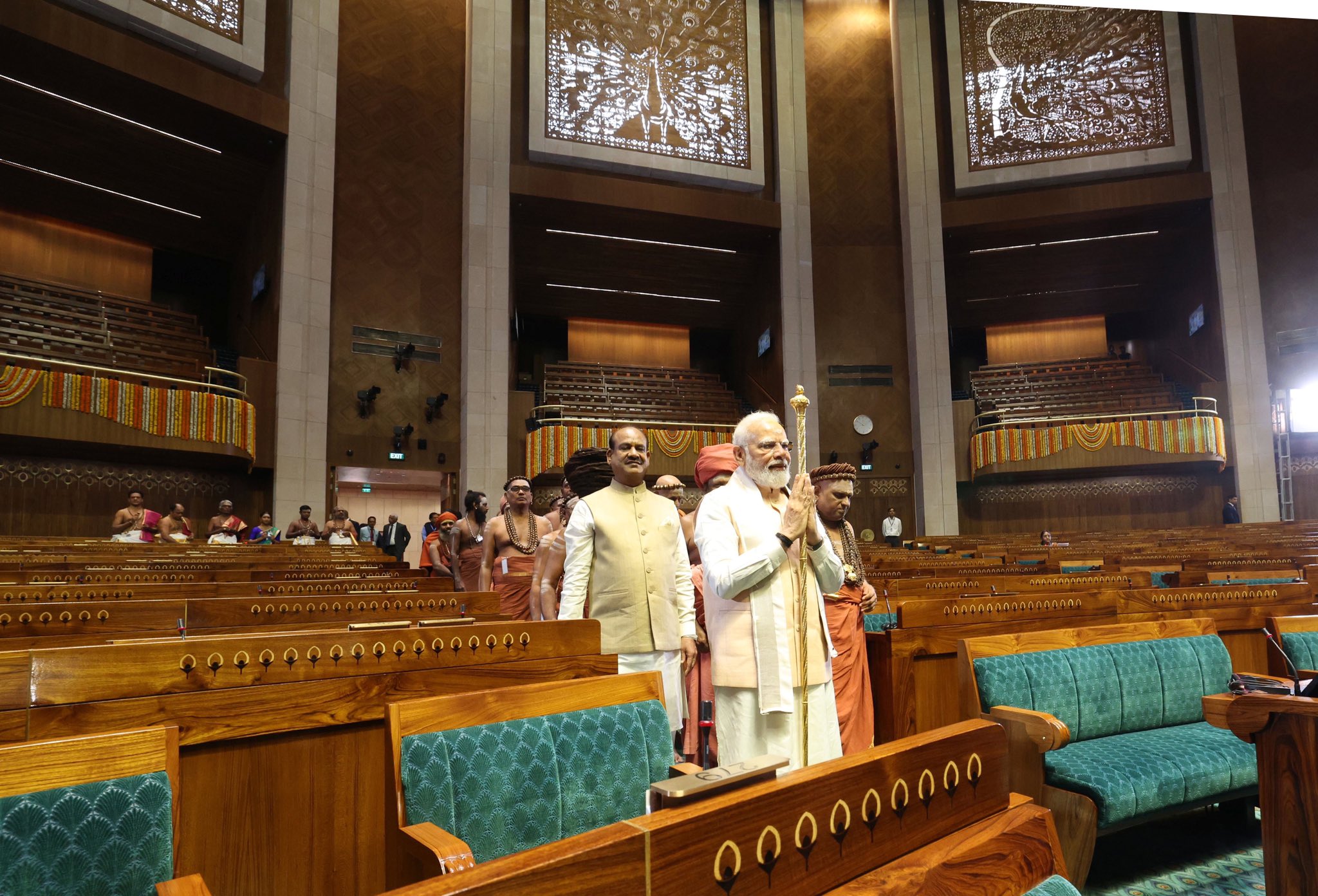 ಸ್ಪೀಕರ್​ ಪೀಠದ ಬಳಿ ಸೆಂಗೋಲ್​ ಪ್ರತಿಷ್ಠಾಪನೆ