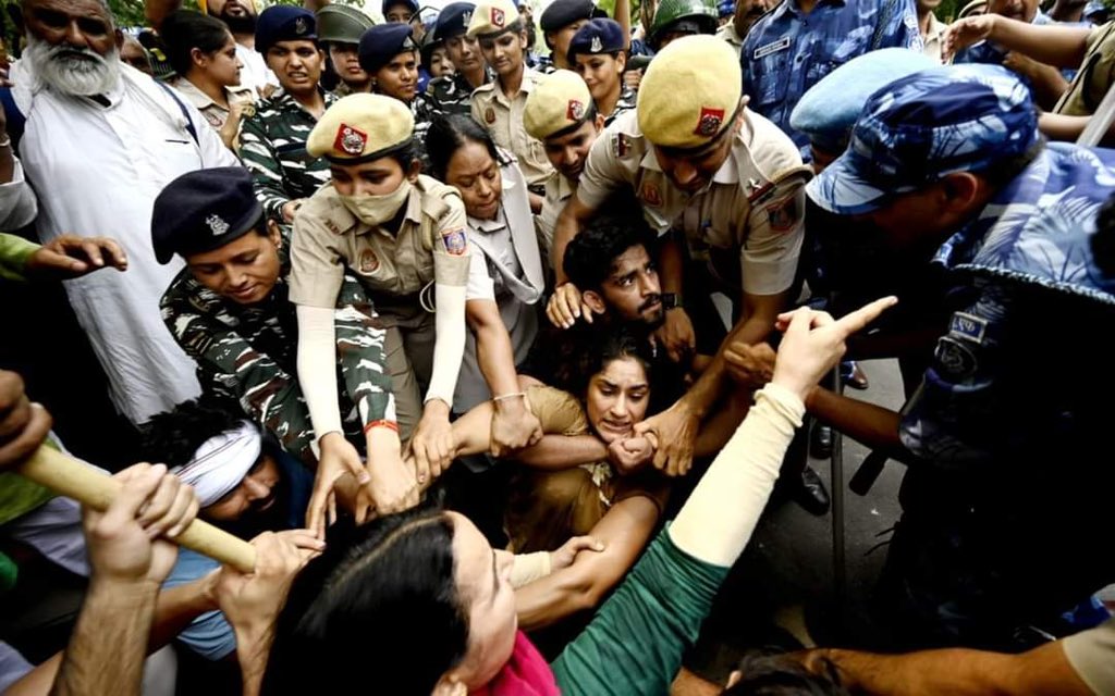 साक्षी मलिक ने कहा कि हमारे चैंपियंस के साथ ऐसा व्यवहार किया जा रहा है. दुनिया हमें देख रही है.