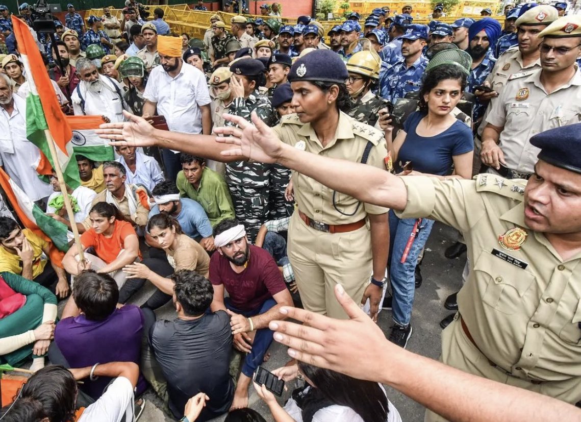 किसान नेताओं की बढ़ती संख्या को देखते हुए प्रशासन ने बॉर्डर पर धारा 144 लागू कर दिया है. दिल्ली में पहलवानों की गिरफ्तारी के बाद समर्थक नारेबाजी कर रहे हैं.
