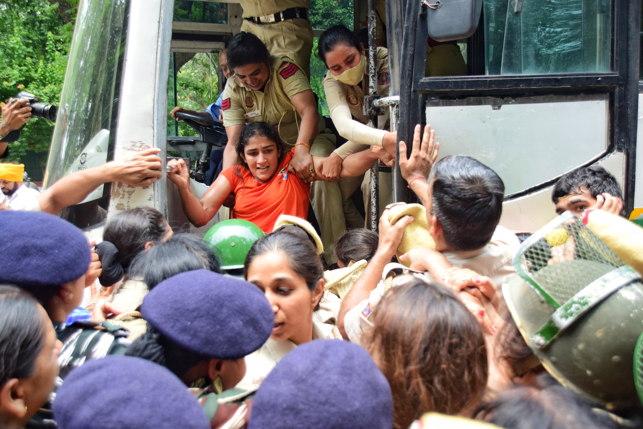किसानों के कई संगठनों ने महिला पहलवानों को समर्थन दिया. खासकर टिकैत संगठन ने पहलवानों के लिए आगे आए.