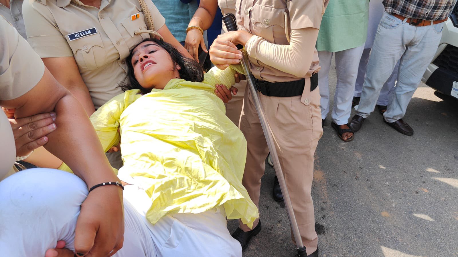 महिला नेता सोनिया दुहन को भी पुलिस ने हिरासत में लिया. महापंचायत को समर्थन देने आ रही थी दिल्ली.