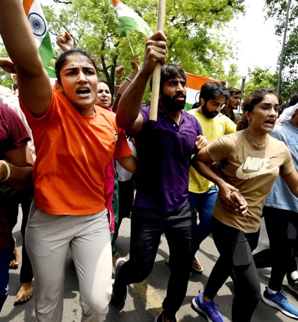 पहलवान विनेश फोगाट के नेतृत्व में पहलवान नए संसद भवन की तरफ आगे बढ़ रहे हैं.