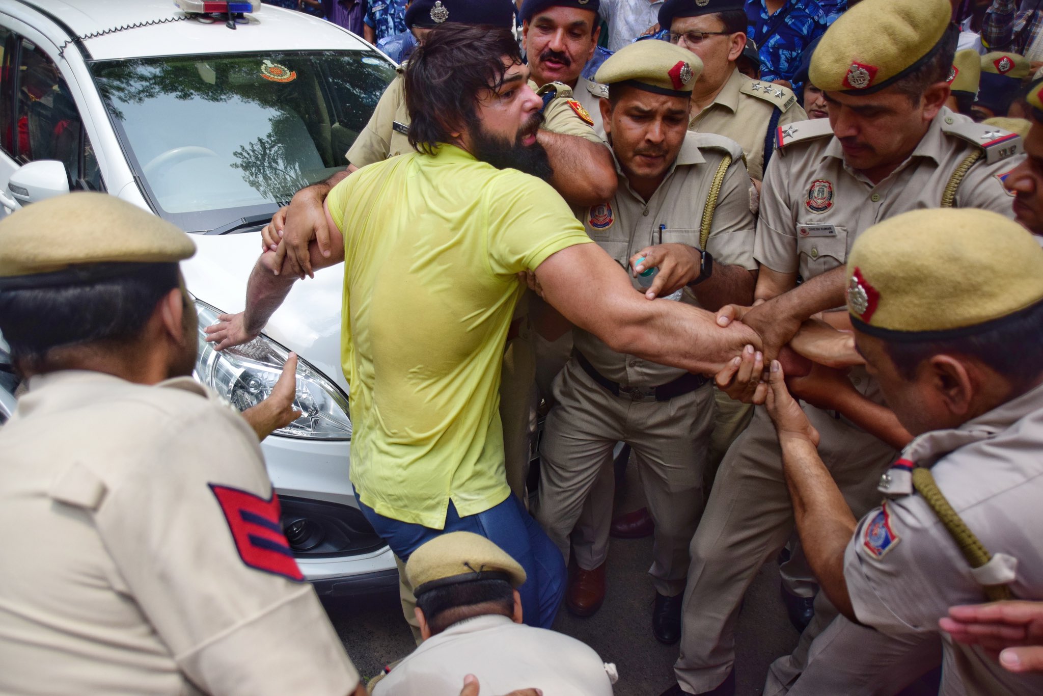 पुलिस ने पहलवान सत्यावर्त कादयान को भी हिरासत में लिया.