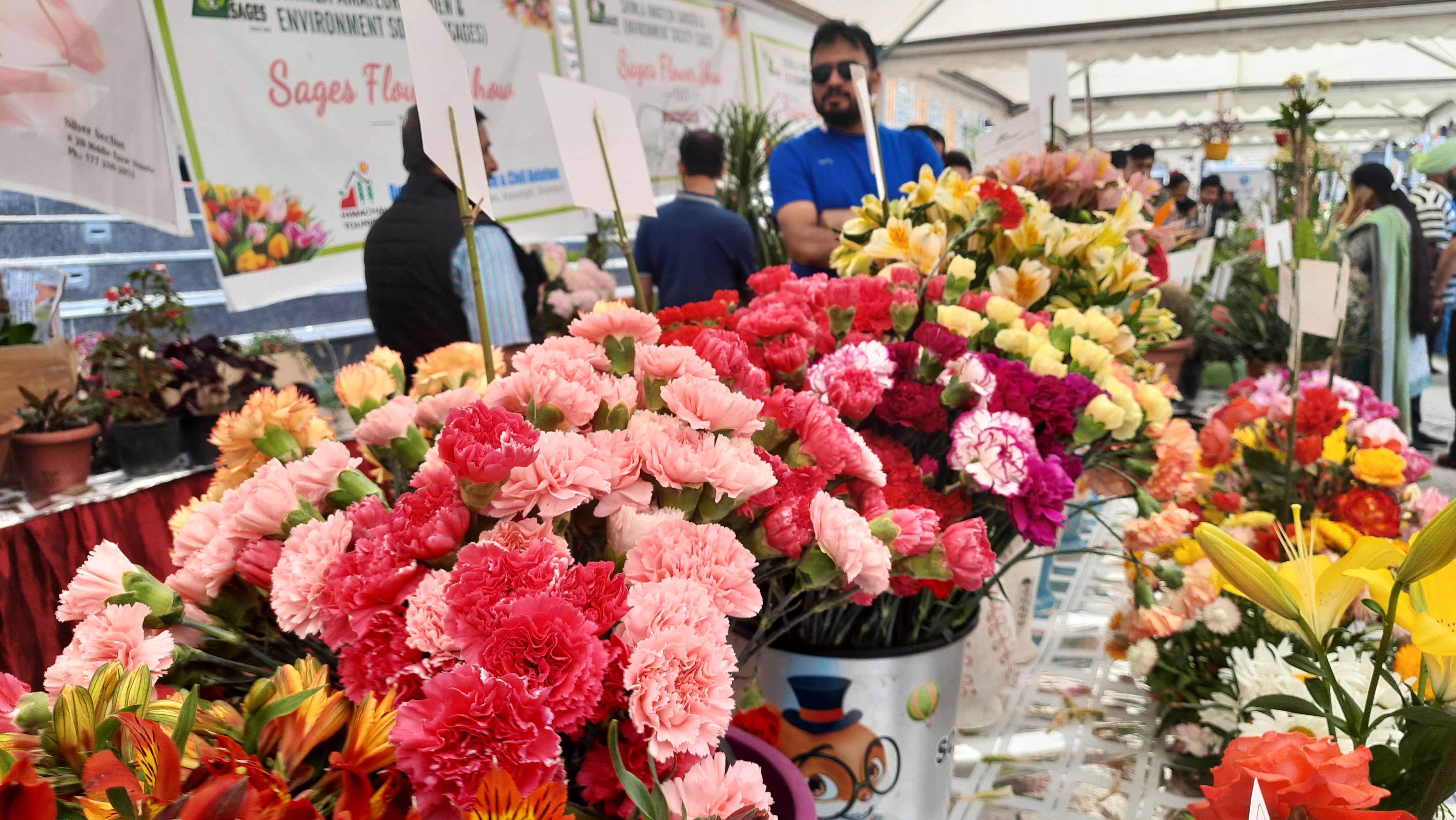 सेजिज संस्था द्वारा पुष्प प्रदर्शनी लगाई गई