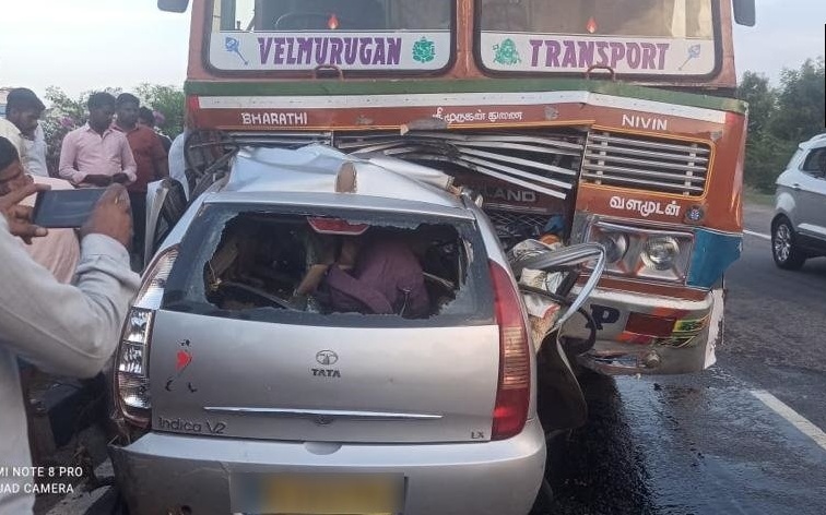 car tier bursts several died in karnataka road accident