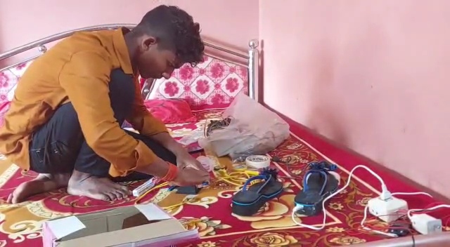 Jharkhand Intermediate Boy Has Made Women Safety Device With Normal Slippers Only In Five Hundred Rupees