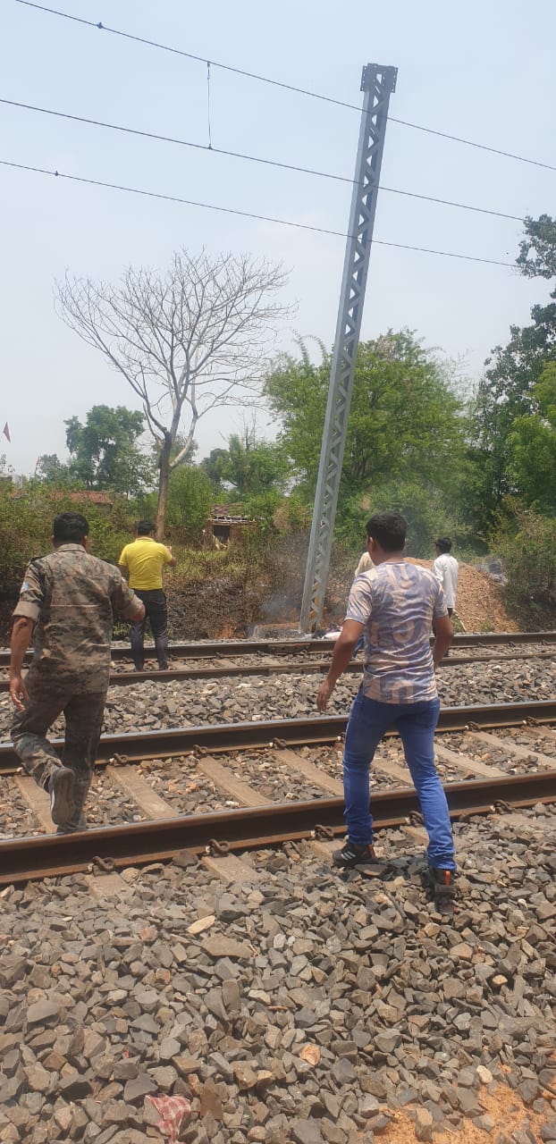 several contract labourers died in jharkhand dhanbad due to current shock at railway track