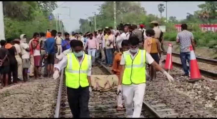 several contract labourers died in jharkhand dhanbad due to current shock at railway track