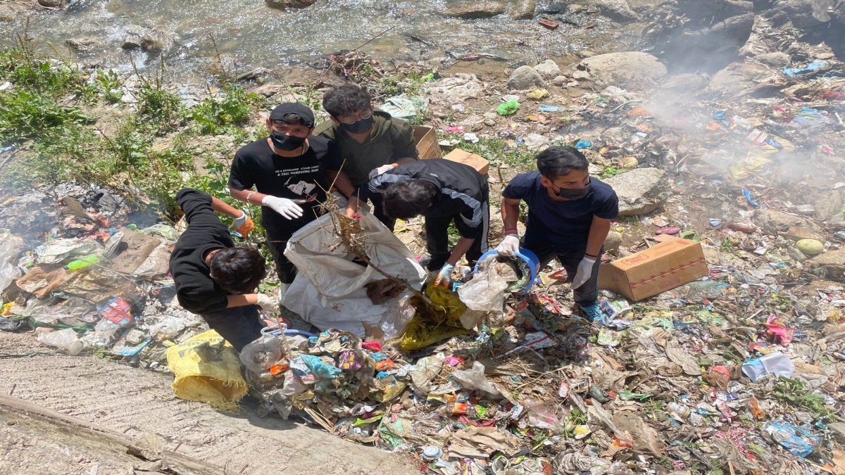 छात्रों ने कूड़ा इकट्ठा करके लोगों को समझाया स्वच्छता का महत्व