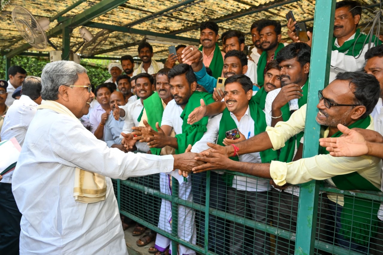 ರೈತರ ಜೊತೆ ಮುಖ್ಯಮಂತ್ರಿ ಸಿದ್ದರಾಮಯ್ಯ