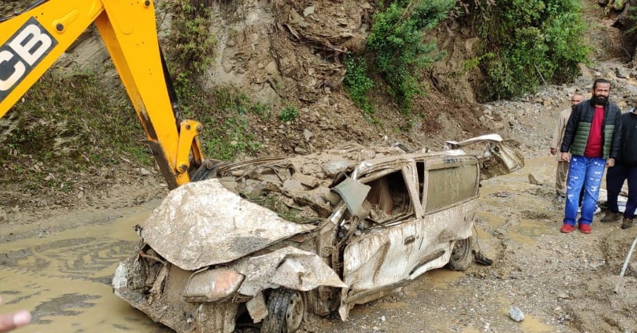 Debris fell on Delhi number car in Sirmaur.