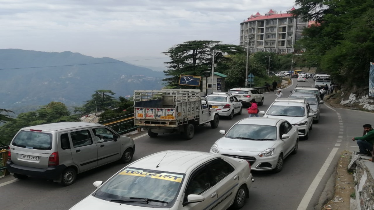 हिमाचल में टूरिस्ट सीजन के दौरान ट्रैफिक जाम की समस्या आम है