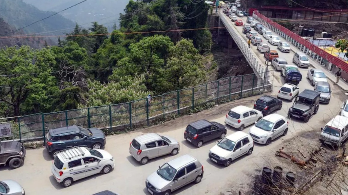 शिमला में ट्रैफिक जाम के दौरान रेंगती गाड़ियां