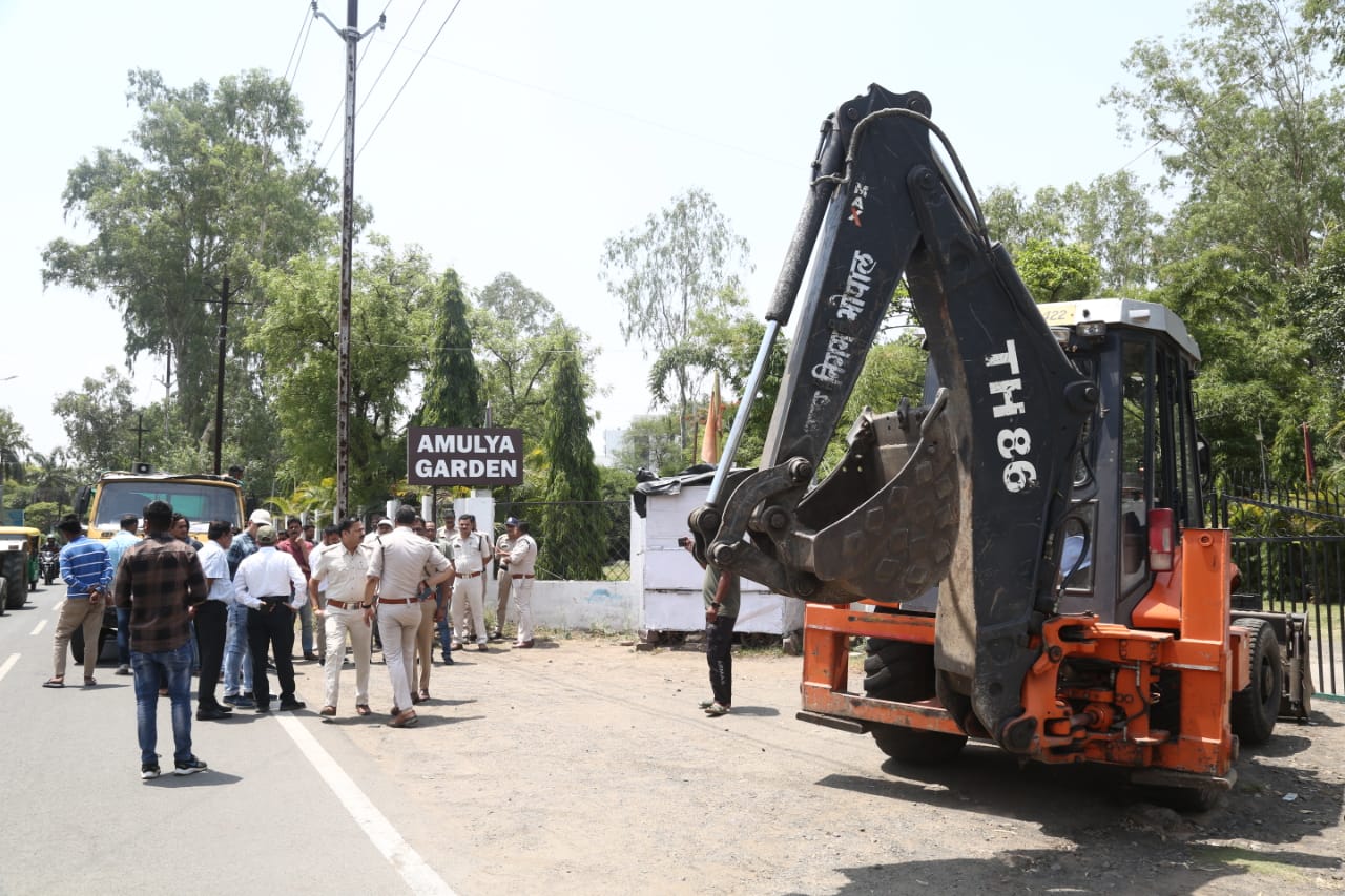 Liquor being served at Amulya Garden in Bhopal