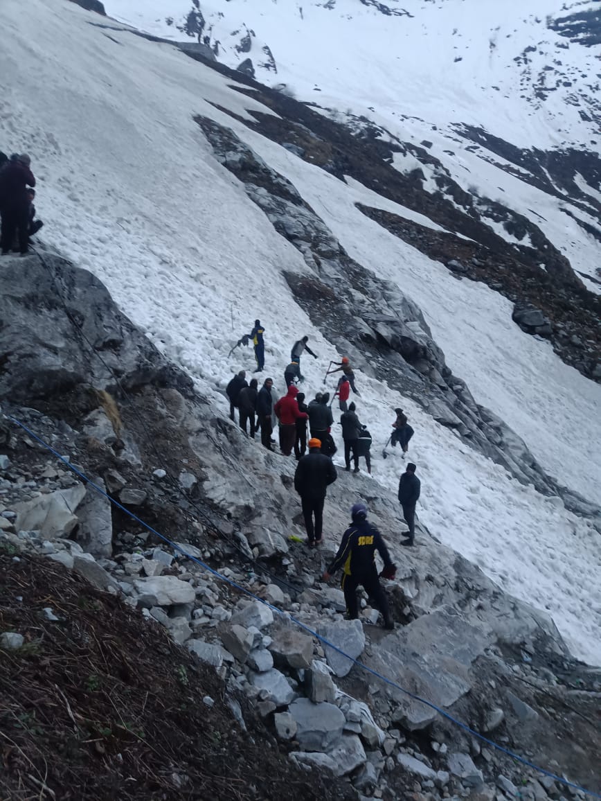 Avalanche on Hemkunt Yatra route, death of a woman pilgrim