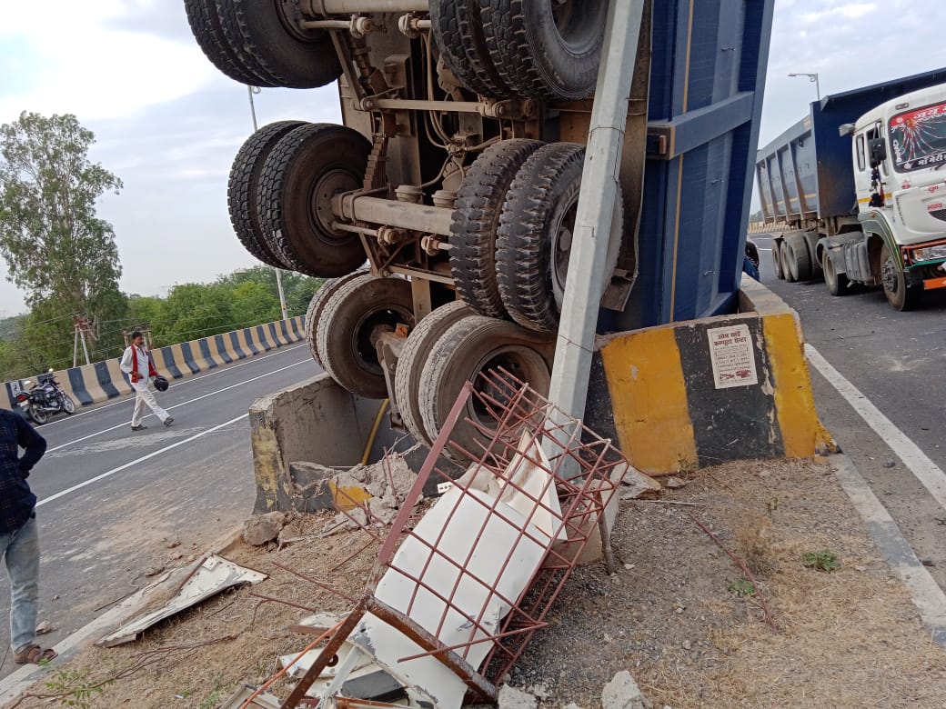 मिर्जापुर में फ्लाईओवर से नीचे गिरा ट्रक