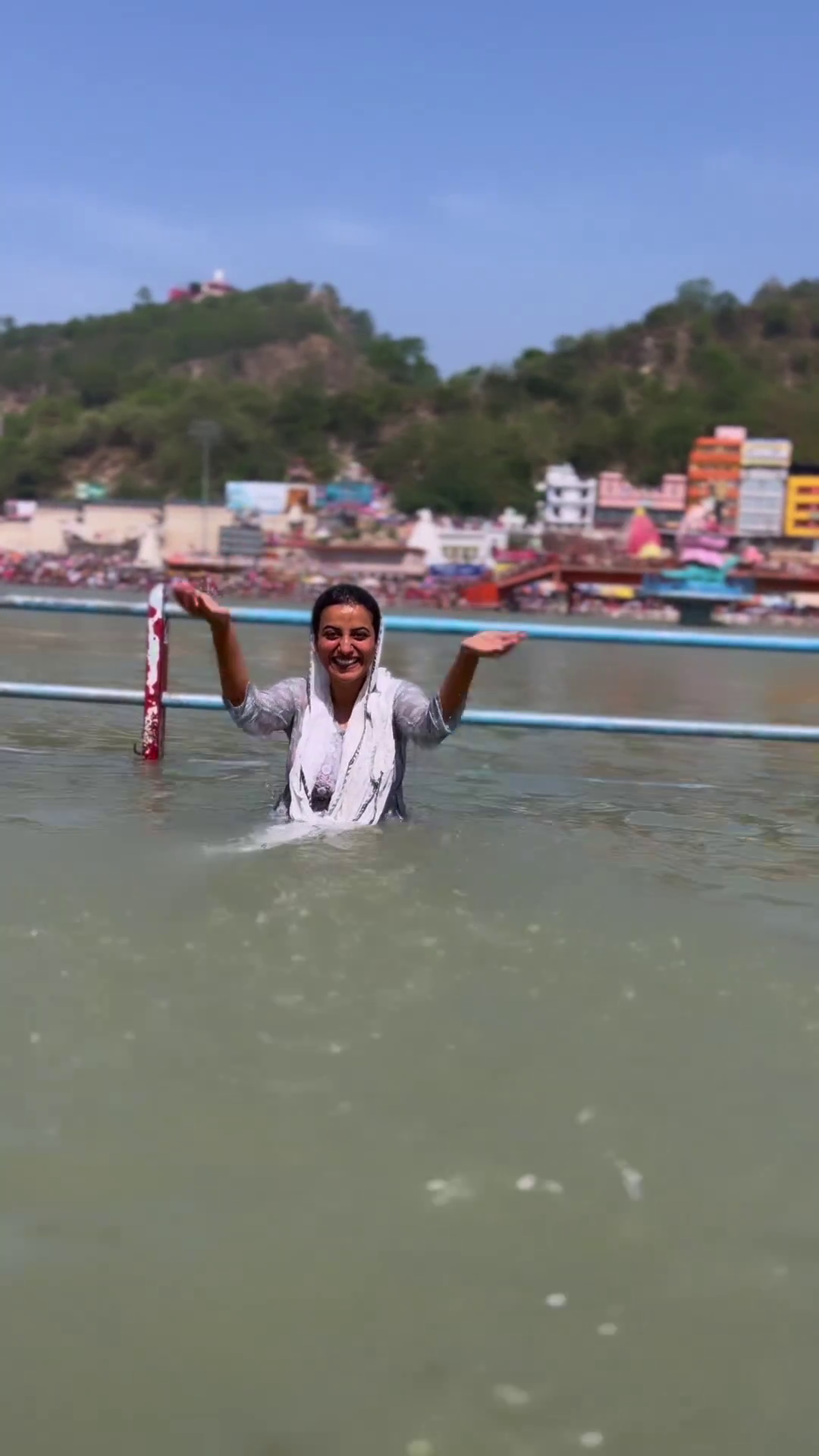 Akshara Singh Take Holy Bath in Ganga