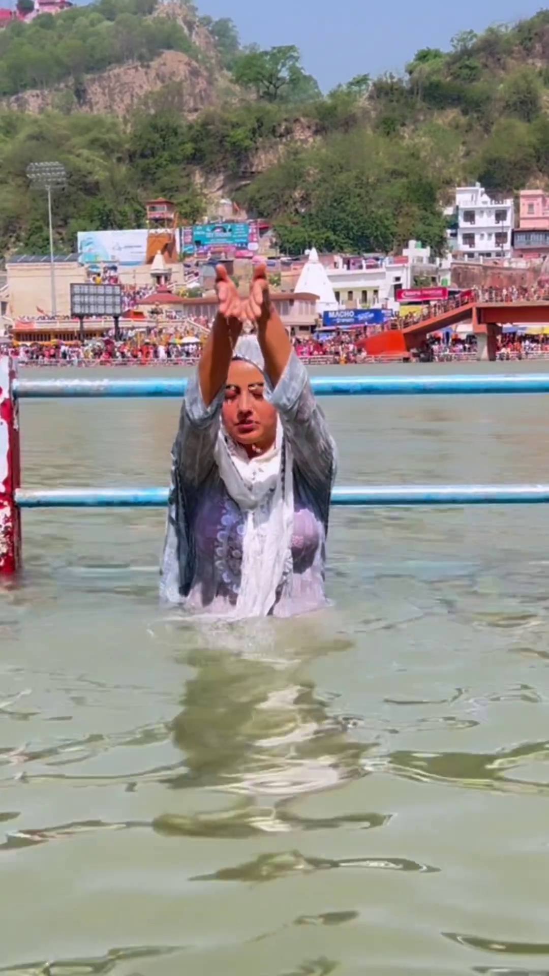 Akshara Singh Take Holy Bath in Ganga