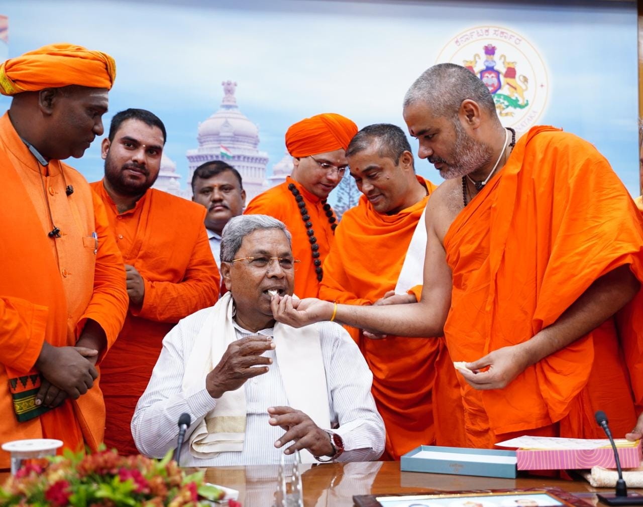 Union of Backward Dalit Math Swamijis met Siddaramaiah